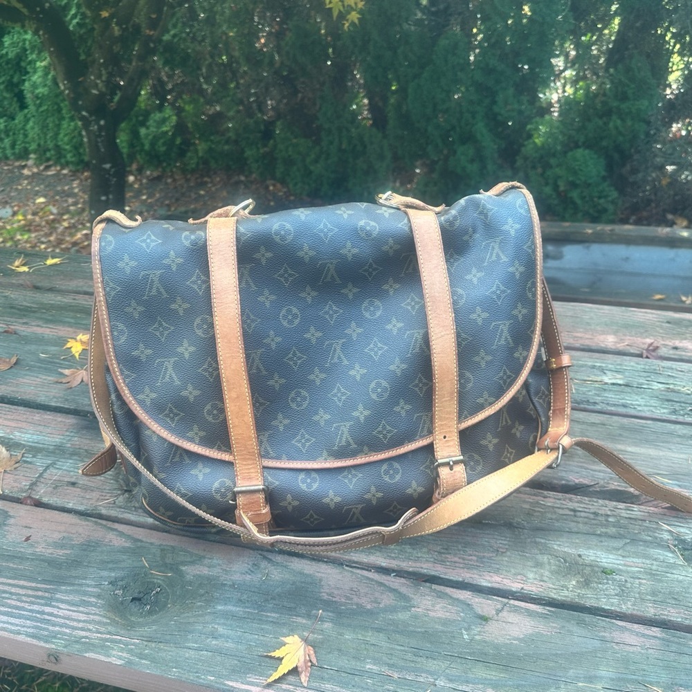 Louis Vuitton Saumur 40. Flawless, no stains, rips or smells.
